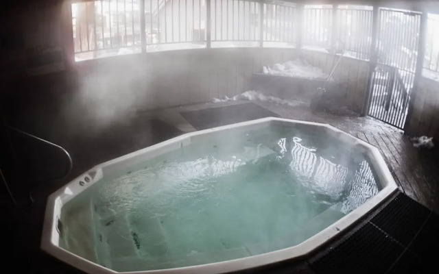 Chamonix - Year-round Fun w/ Shared Pool!