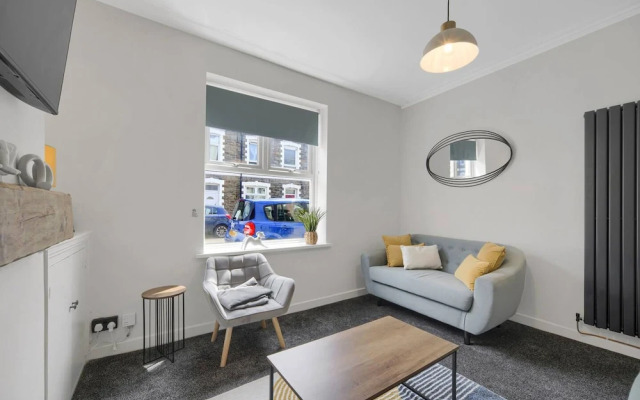 Central Chic - Huge Home - Free Wifi