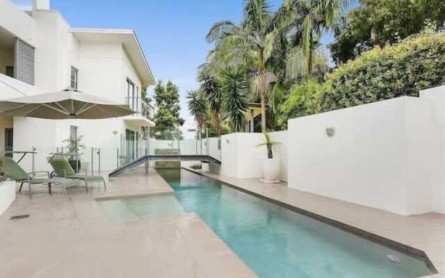 Top 1 Sunshine Beach Family Retreat