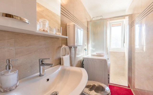 Apartment Doris, Nenadici