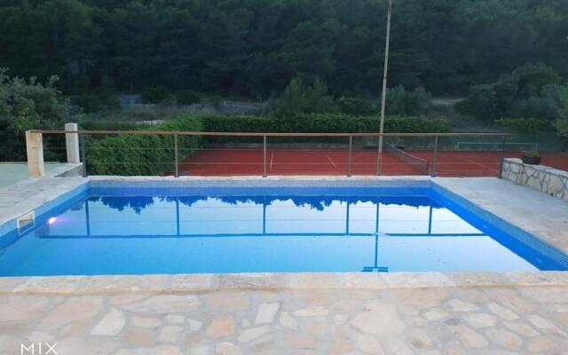 Tennis court Studio Slivje with pool