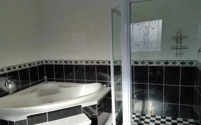 Savoy Lodge With Breakfast Included - Nice Standard Double Room 4