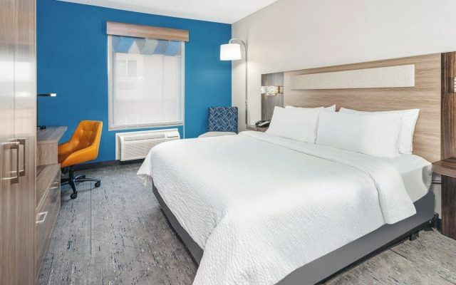 Holiday Inn Express & Suites Bloomington - Normal by IHG