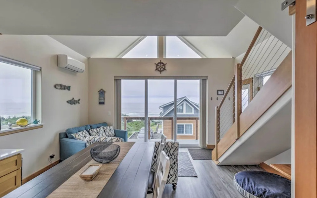 Chic Beachfront Abode w/ Balcony & Beach Access!