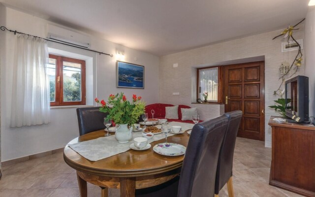 Beautiful Home in Vinisce With Wifi and 4 Bedrooms