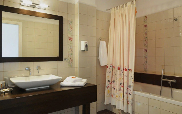 Jennifer Home Hotel