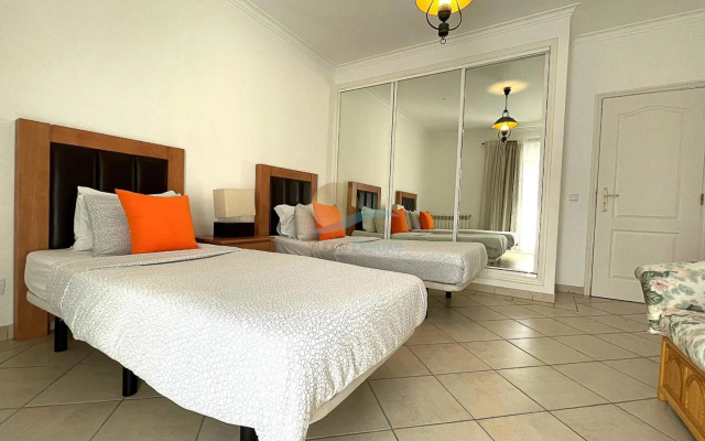 Oura Praia Hotel And Apartments