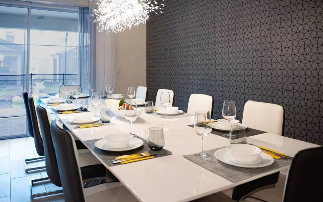 Luxury AND FUN Near Disney Parks 9BR