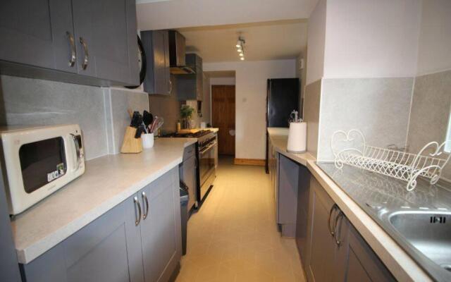 Cosy Modern Victorian 2 Bed Terrace