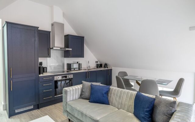 Impeccable 2-bed Apartment in Camberley