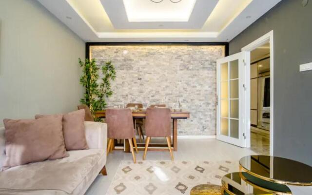 First flr 2bdr Modern New Apt in Center