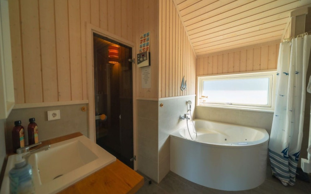 Ferienhaus mit Pool und Sauna am Duemmer See