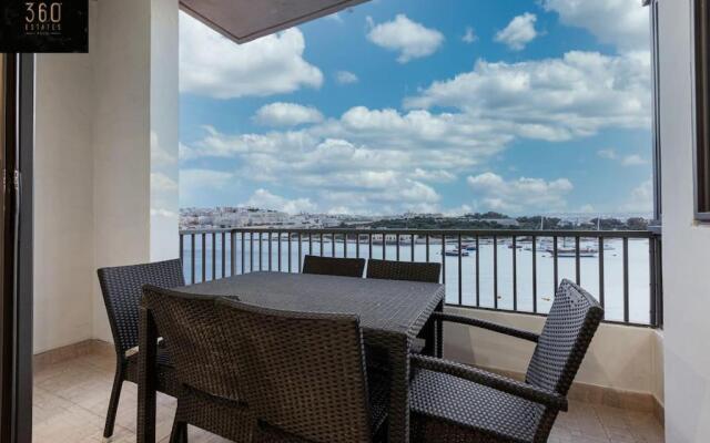 Seafront 4BR APT with mesmerising Balcony & VIEWS by 360 Estates