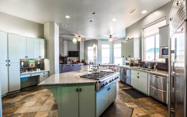 The Mermaid by AvantStay | Prvt Estate w/Swim-Up Bar, Volleyball Crt | Sleeps 14