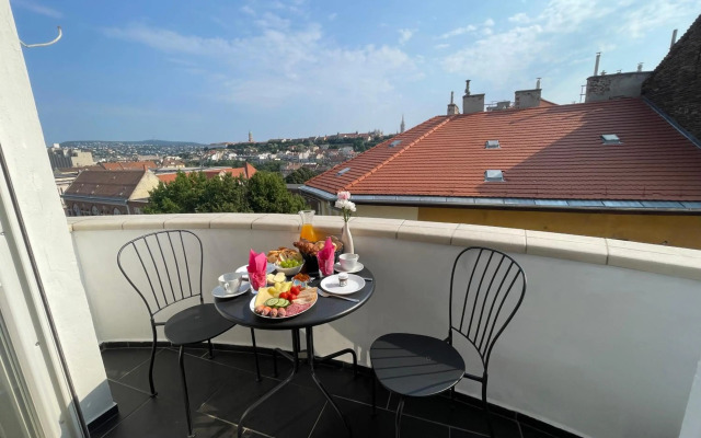 Panoramic Apt. near Chain Bridge