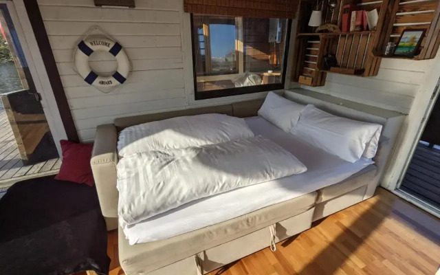 Hausboot mit Hottub in Berlin