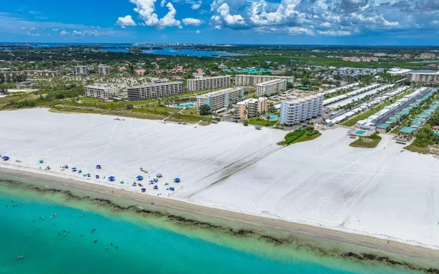 Jamaica Royale Beach View Tower by Beachside Management