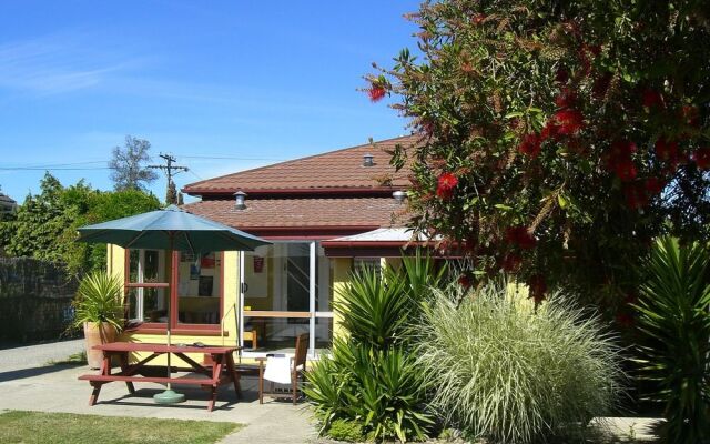 YHA Motueka Laughing Kiwi Backpackers & Self Contained Bach