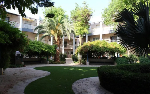 Pool side luxury suite at Royal Park-New Listing