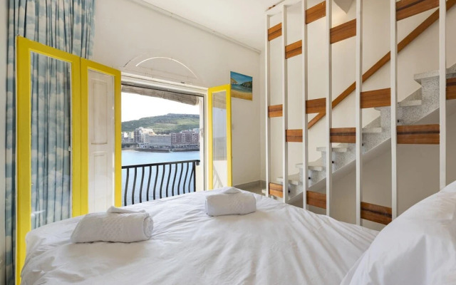 Seafront Small Home w Terrace