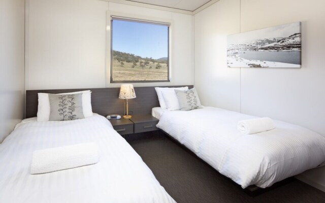 Ecocrackenback 3 'Sustainable, luxurious chalet close to the slopes.'