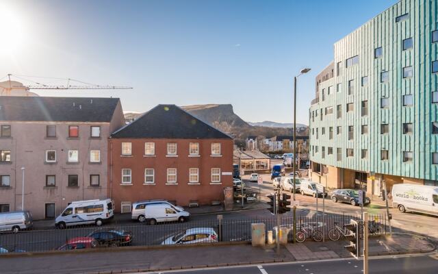 Silver Lining Charming Meadowbank Flat