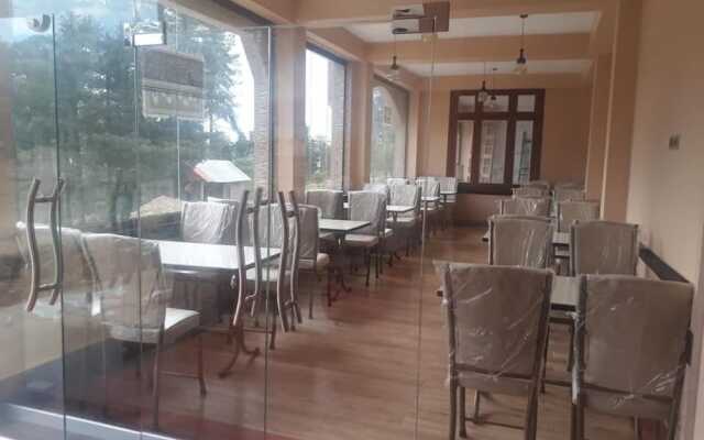 Crown Palace Hotel And Restaurant