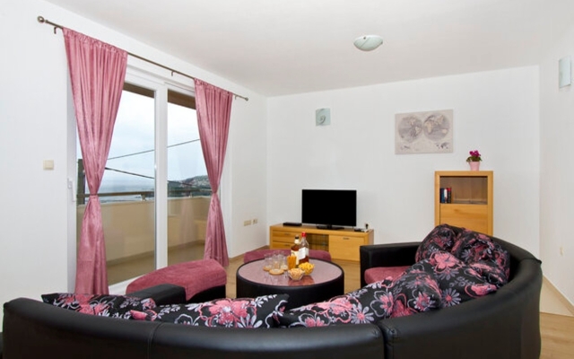 Holiday house Miho - with pool : Omis, Riviera Omis