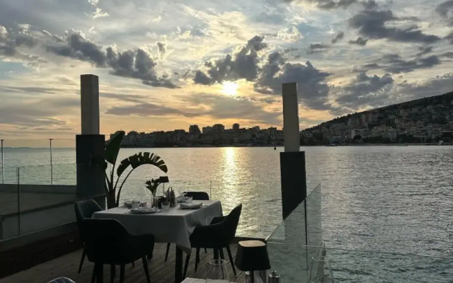 Demi Hotel