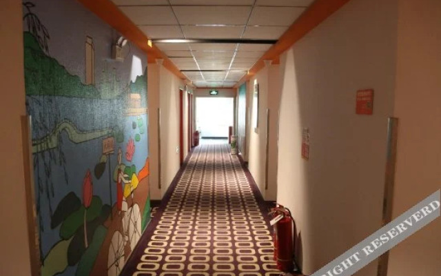 Pod Inn Yánxuǎn Hotel (Jinan Long-distance Bus Terminal Baicheng Railway Station Dìkǒu Road K88 Famous Spring Plaza)