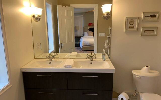 Spacious Luxury home, 5 min to Detroit golf club/ 4 car free parking!