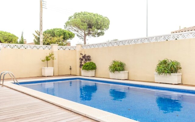 Beautiful Villa with Private Swimming Pool at 1.5 Km From the Beach