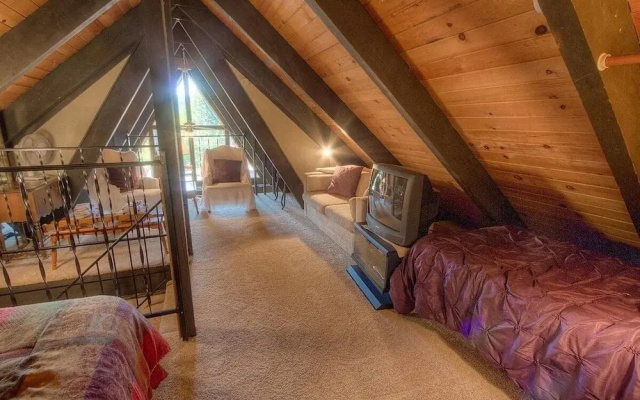 Lodgepole Chalet 3 Bedroom Home by RedAwning
