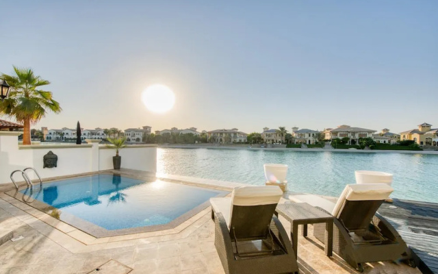Glamourous Beachfront Villa on The Palm w Pool