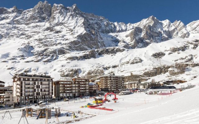 HelloChalet Maison Zerodix Ski In ski Out in front of Plan Maison cablecar