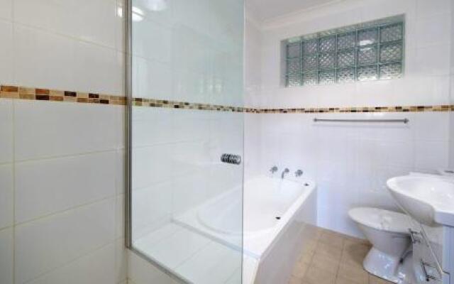 Cara Nobbys Beach 11 Wesley Avenue