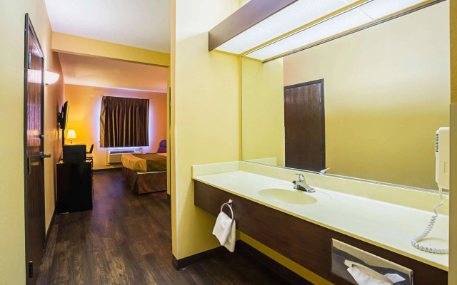 Econo Lodge Inn & Suites