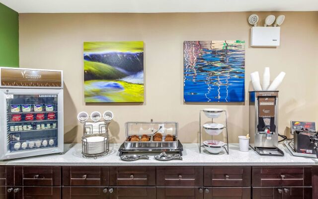 Van Wyck Hotel & Suites Near JFK Airport