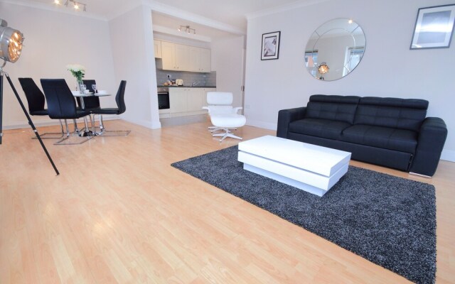 Sir John Rogersons Quay Sleeps 8