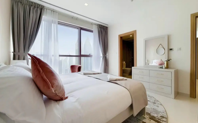 GreenFuture - Panoramic City View From This High-Rise Chic Condo