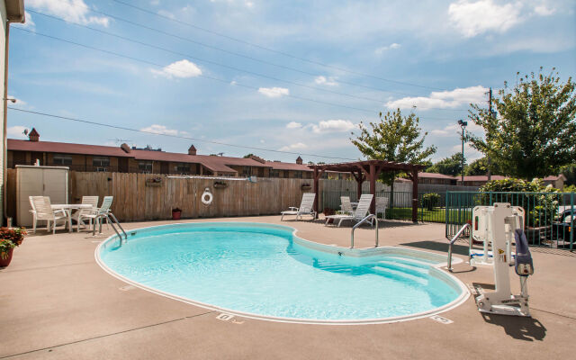 Econo Lodge I-44 - Exit 80