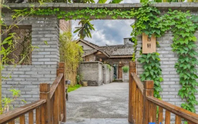 Future Homestay （Xingyi Wanfenglin Store）