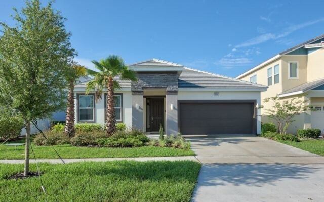 4-bedroom House w/ Private Pool - Great Location Home