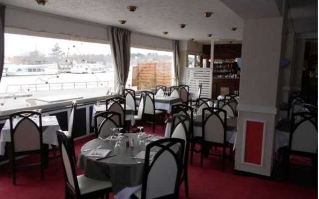 Auberge Du Pont Canal