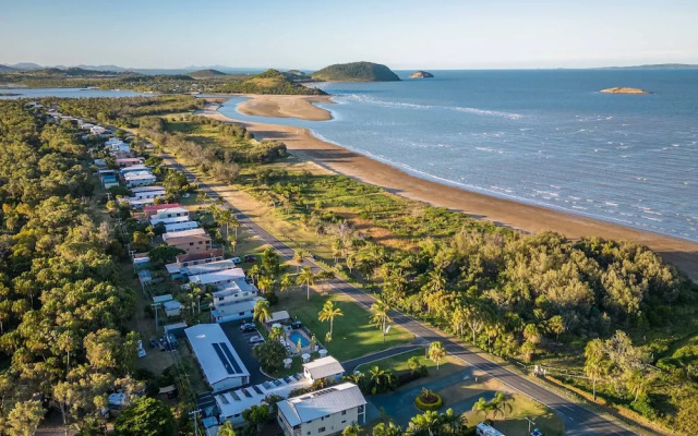 Kinka Palms Beachfront Apartments / Motel