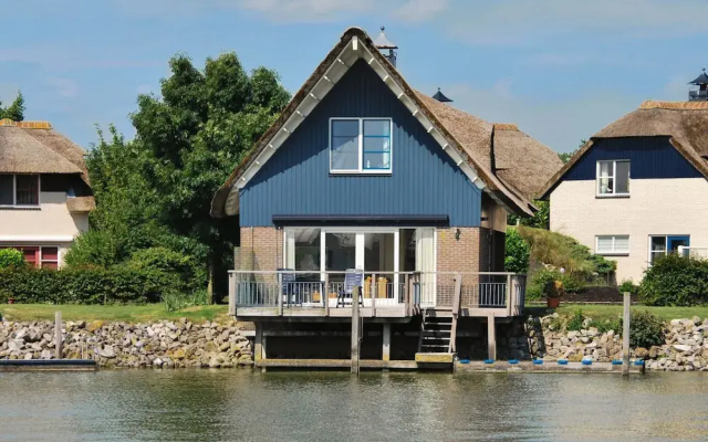 Thatched Villa by Ijsselmeer