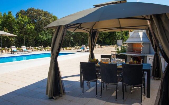 Beautiful 4-bed Villa for up to 10 Guests