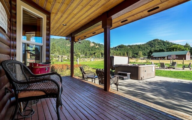 Alpine Acres Lodge 3 Bedroom Home by NW Comfy Cabins by RedAwning