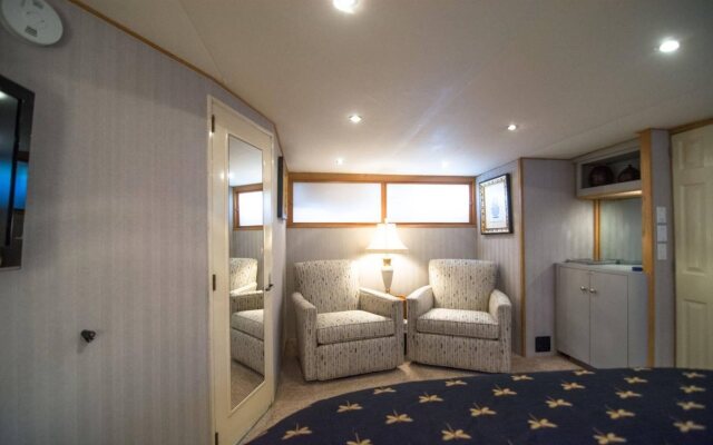 Ocean Romance Dockside B and B Yacht Hotel