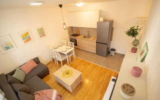 White Fields-Central 2-bdrm apartment with parking